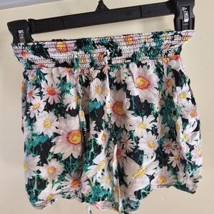 Women’s Floral Smocked Waist Shorts - White Daisy Print